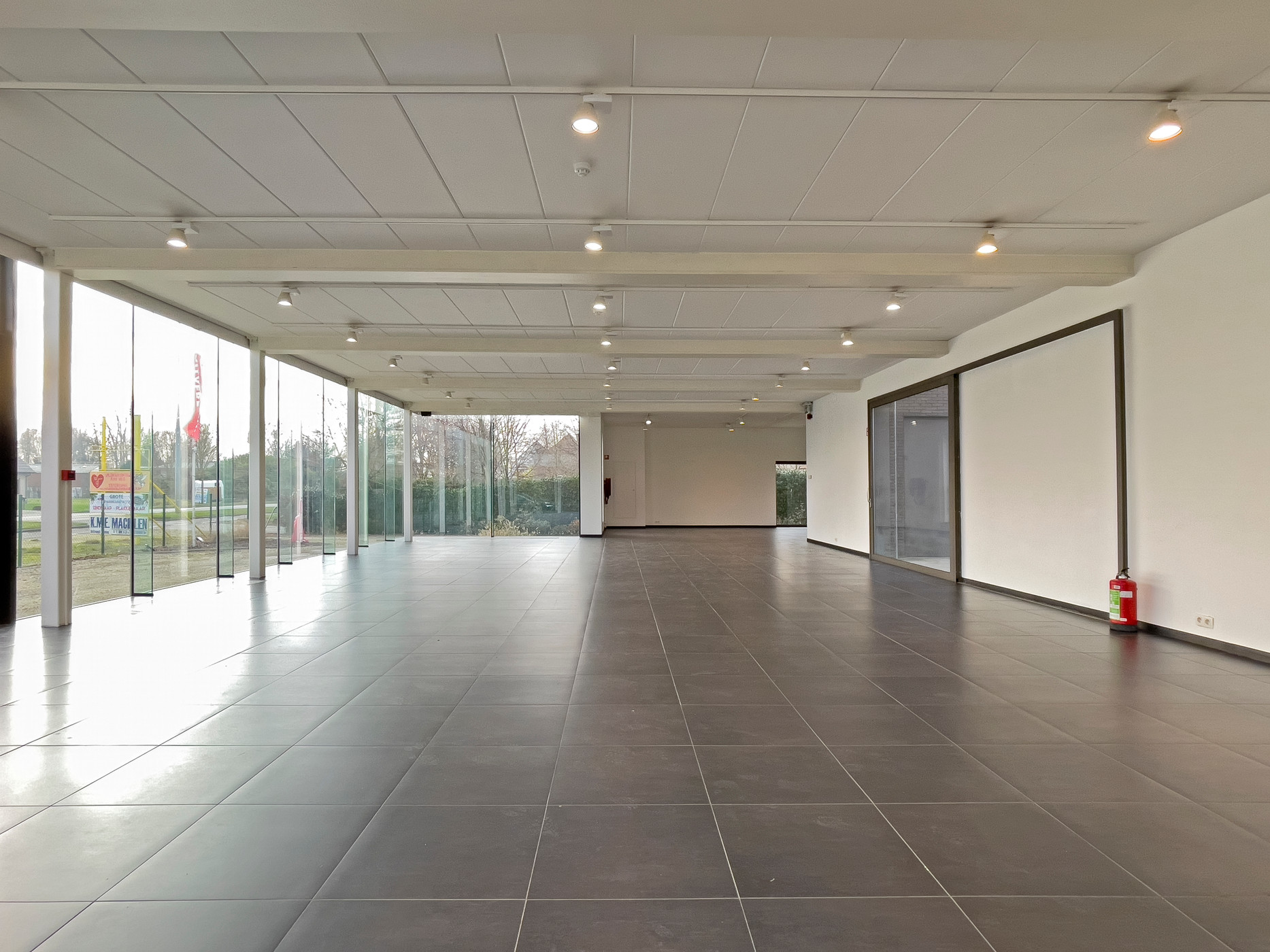 Handelspand met showroom (300m²) en magazijn (406m²) gelegen te Zulte